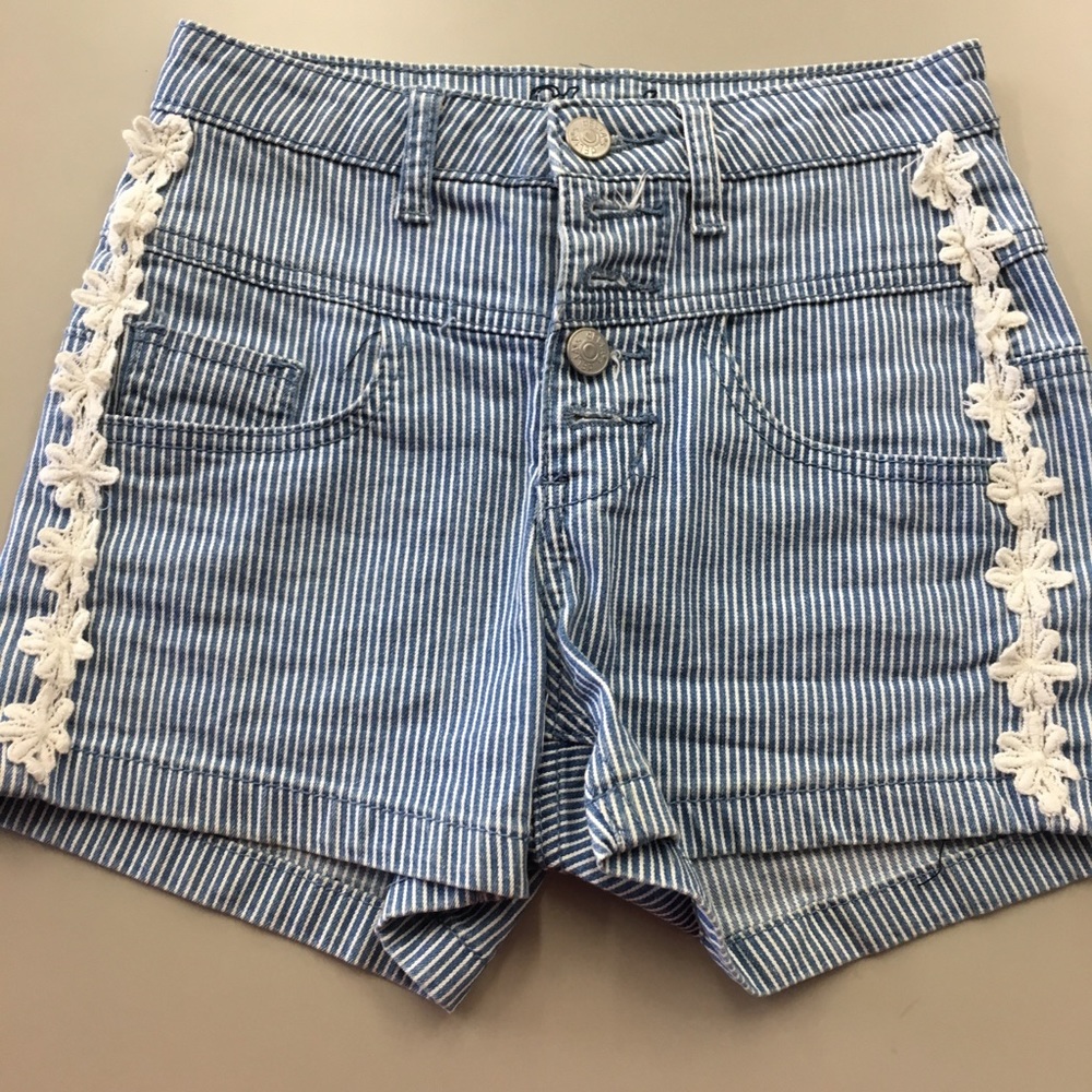 High waisted short with lace on sides